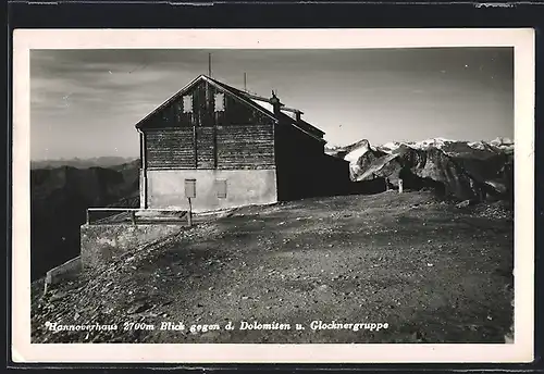 AK Hannoverhaus, Aussenansicht der Berghütte mit Blick gegen die Dolomiten und Grossglocknergruppe