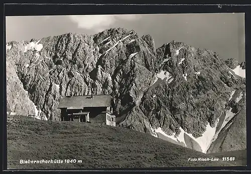AK Bieberacherhütte gegen die Berge bei Sonnenschein