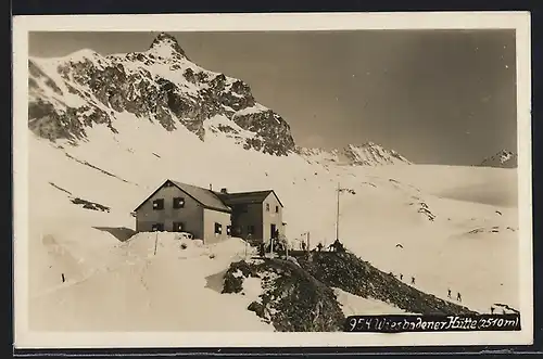 AK Wiesbadener Hütte im Winter, Berghütte
