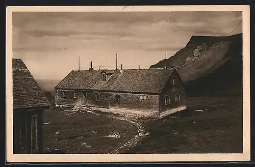 AK Hoher Freschen Haus, Hütte mit Berggipfel
