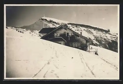 AK Schwarzwasserhütte, Berghütte mit Hoch-Ifer im Schnee