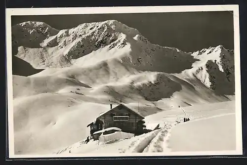 AK Schwarzwasserhütte, Berghütte mit Grünhorn im Schnee