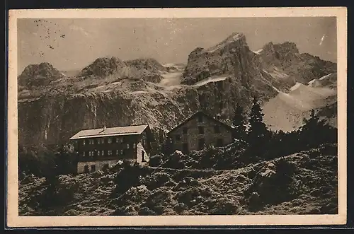 AK Lindauerhütte, Berghaus mit Sulzfluh am Vorarlberg