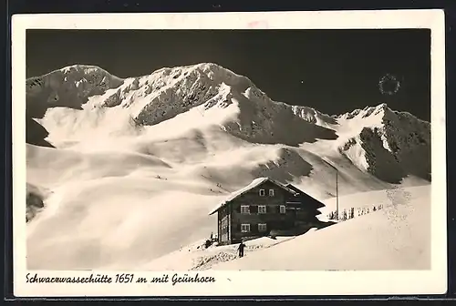 AK Schwarzwasserhütte, Berghütte mit Grünhorn im Schnee