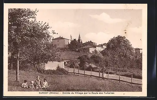 AK Sarcey, Entrée du Village par la Route des Tuileries