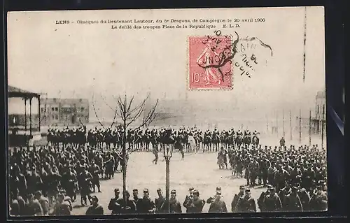 AK Lens, Obseques du lieutenant Lautour du 5e Dragons de Compiegne 1906, Le Défilé des troupes Place de la République