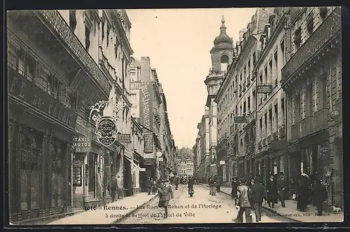 AK Rennes, Les Rues de Rohan et de l`Horloge à droite le beffroi de l`Hôtel de Ville