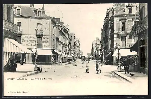 AK Saint-Nazaire, La Rue de Nantes, Strassenpartie