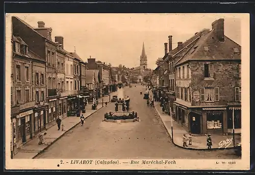 AK Livarot, Rue Maréchal-Foch, Strassenpartie