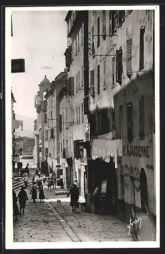 AK Ajaccio, Vieille rue mit Passanten