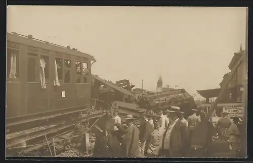 AK Müllheim, Eisenbahnkatastrophe 1911, Männer spezieren Unfallstelle