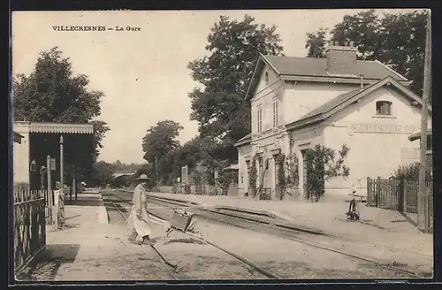 AK Villecresnes, La Gare, Bahnhof von der Gleisseite
