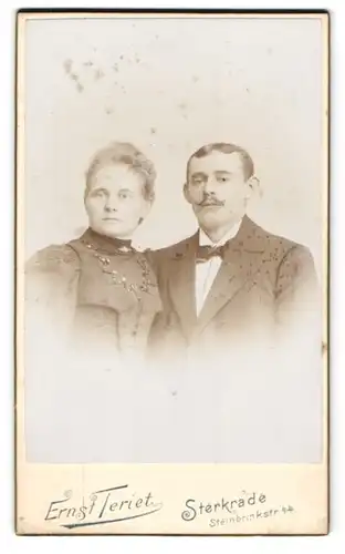 Fotografie Ernst Teriet, Sterkrade, Steinbrinkstr. 44, Junges gutbürgerliches Paar in schwarzer eleganter Kleidung