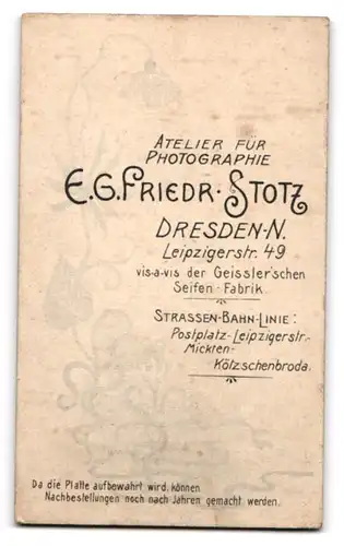 Fotografie E. G. Friedr. Stotz, Dresden, Leipzigerstr. 49, Ältere Dame mit zwei niedlichen Kleinkindern am Lächeln