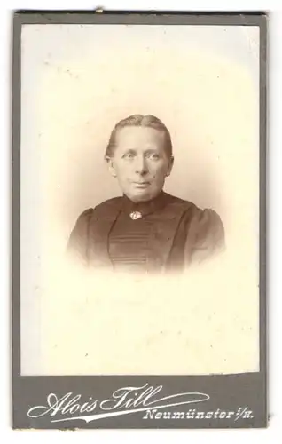 Fotografie Alois Till, Neumünster, Rendsburgerstr. 7, Ältere schöne Dame im schwarzen Kleid mit Silberbrosche am Lächeln