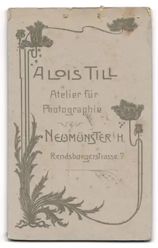 Fotografie Alois Till, Neumünster, Rendsburgerstr. 7, Ältere schöne Dame im schwarzen Kleid mit Silberbrosche am Lächeln