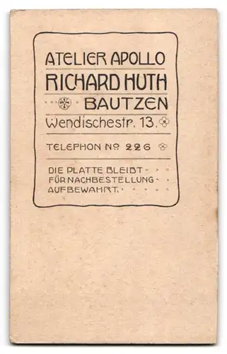 Fotografie Richard Huth, Bautzen, Wendischestr. 13, Junge Frau im dunklen Kleid mit Brosche und zurückgestecktem Haar