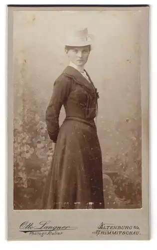Fotografie Otto Langner, Altenburg, Teichplan 8, Junge schöne Frau im schwarzen Kleid mit hellem Hut steht seitlich