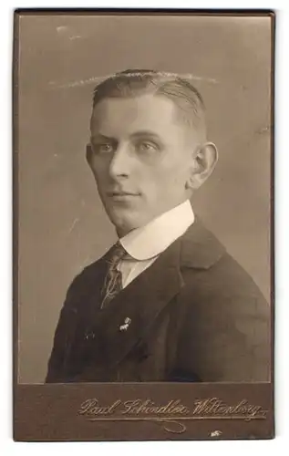 Fotografie Paul Schindler, Wittenberg, Junger Mann im Anzug mit kurzen hellen Haaren und gerader Nase