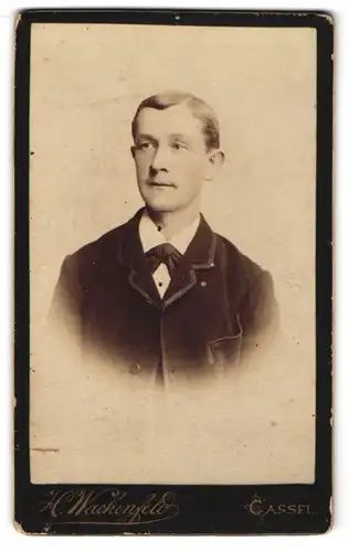 Fotografie H. Wachenfeld, Cassel, Weserstr. 14, Junger Mann im schwarzen Anzug mit Fliege und langer gerader Nase