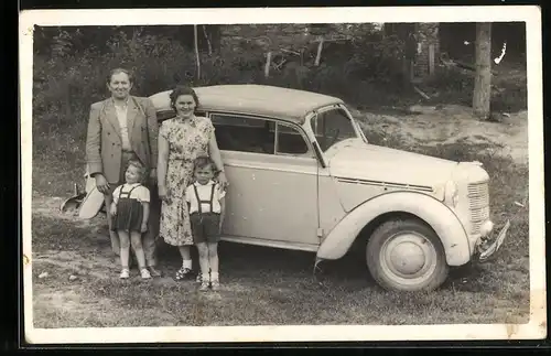 Fotografie Auto Opel Cabrio, Stolze Familie vor ihrem PKW