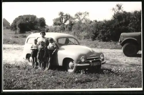 Fotografie Auto Skoda am Strassenrand, Mutter u. Kinder vor dem Kfz