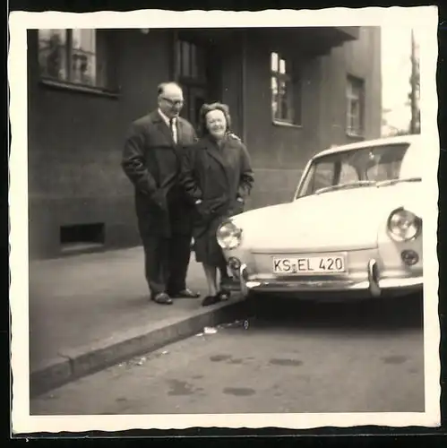 Fotografie Schrepel, Dresden, Auto VW 1500, Ehepaar neben Volkswagen