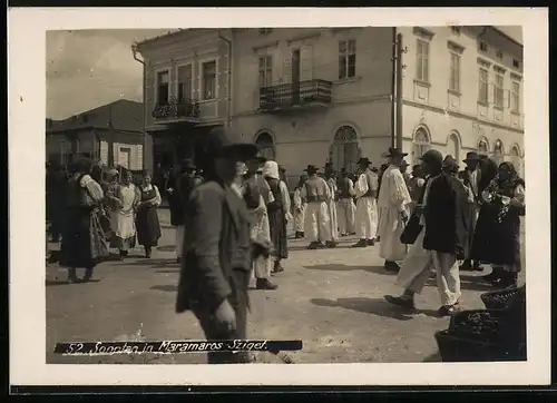 Fotografie unbekannter Fotograf, Ansicht Maramaros-Sziget, Strasseneck mit Rumänen