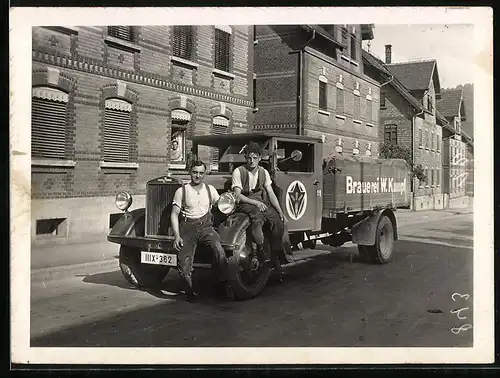 Fotografie Lastwagen Hansa-Lloyd, Arbeiter der Brauerei W. Kumpf mit LKW