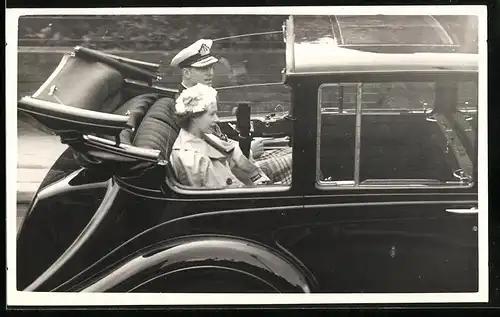 Fotografie Königin Elisabeth II. von England & Prinz Phillipp im offenen Wagen