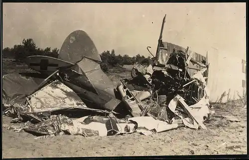 Fotografie 1.WK, Trümmer eines deutschen Militärflugzeugs