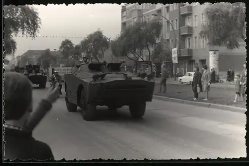 Fotografie unbekannter Fotograf, Ansicht Berlin, Panzer beim 8. Mai 1965 Tag der Befreiung
