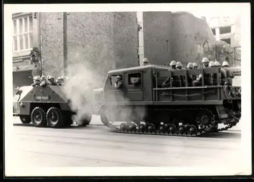 Fotografie unbekannter Fotograf, Ansicht Berlin, NVA Raupe u. Schützenpanzerwagen am 1. Mai 1960