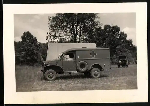 Fotografie Auto, Militärfahrzeug des Medical Department der U.S. Army 1939, Rot Kreuz