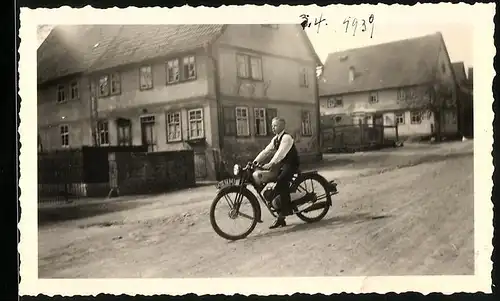 Fotografie unbekannter Fotograf, Ansicht Stetten / Rhön-Grabfeld, Bursche auf Motorrad