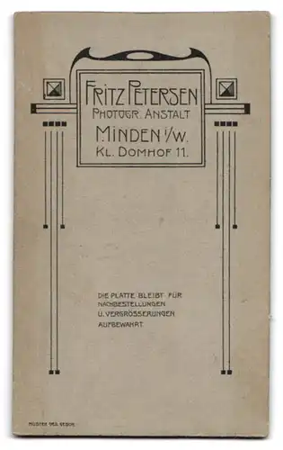 Fotografie Fritz Petersen, Minden, Kl. Domhof 11, Jüngling im schwarzen breiten Anzug mit Krawatte und Mittelscheitel