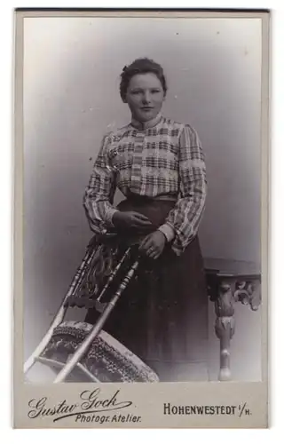 Fotografie Gustav Gock, Hohenwestedt, Hübsche Dame in karierter Bluse mit Brosche und schönem Lächeln