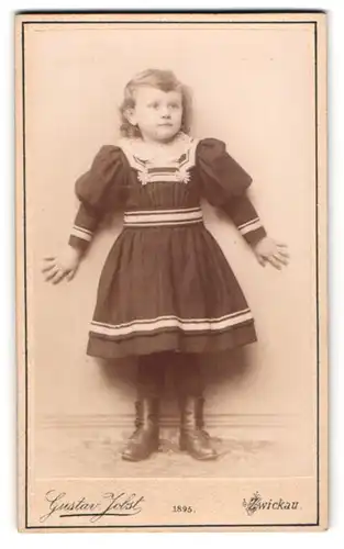 Fotografie Gustav Jolst, Zwickau, Äussere Schneebergerstr. 20, Niedliches junges Mädchen im dunklen Kleid mit Blumen