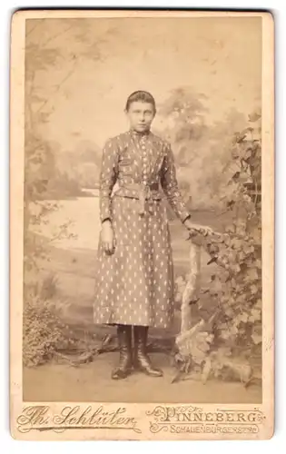 Fotografie Th. Schlüter, Pinneberg, Schauenburgerstr., Junge schöne Dame im gemusterten Kleid vor einer Studiokulisse