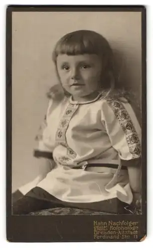 Fotografie E. Müller, Dresden, Ferdinandstr. 11, Niedliches Mädchen im hellen Kleid mit kurzem Pony und langem Haar