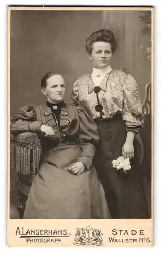 Fotografie A. Langerhans, Stade, Wallstr. 6, Junge Frau mit Mutter in eleganten Kleidern und weissen Rosen