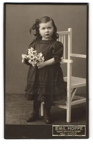 Fotografie Emil Hoppe, Hartmannsdorf /Bez. Leipzig, Kleines Mädchen im Kleid mit Gänseblumen