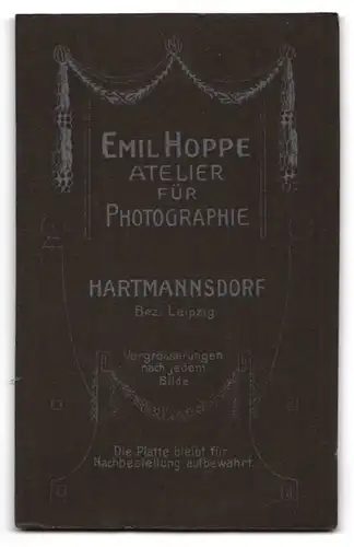 Fotografie Emil Hoppe, Hartmannsdorf /Bez. Leipzig, Kleines Mädchen im Kleid mit Gänseblumen