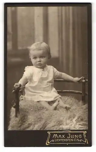 Fotografie Max Jung, Lichtenstein-C. i. S., Süsses Kleinkind im Hemd sitzt auf Fell