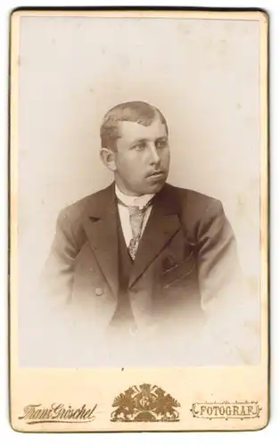 Fotografie Franz Gröschel, Rumburg, Klostergasse, Junger Herr im Anzug mit Krawatte