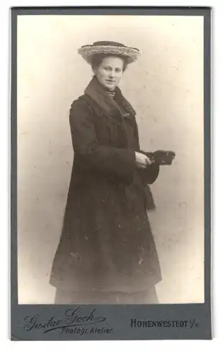 Fotografie Gustav Gock, Hohenwestedt i. H., Junge Dame im winterlichen Mantel
