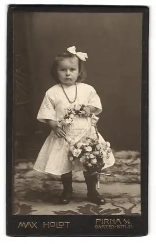 Fotografie Max Holdt, Pirna a. E., Garten-Str. 31, Kleines Mädchen im Kleid mit Blumenkorb