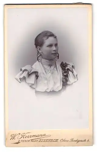 Fotografie W. Herrmann, Eisenach, Obere Predigerstr. 4, Junge Dame im hübschen Kleid