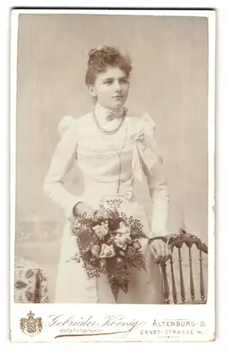 Fotografie Gebr. König, Altenburg-S., Ernst-Strasse 14, Junge Dame im weissen Kleid