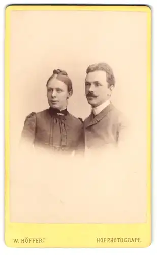 Fotografie W. Höffert, Dresden, Prager Str. 49, Junges Paar in modischer Kleidung